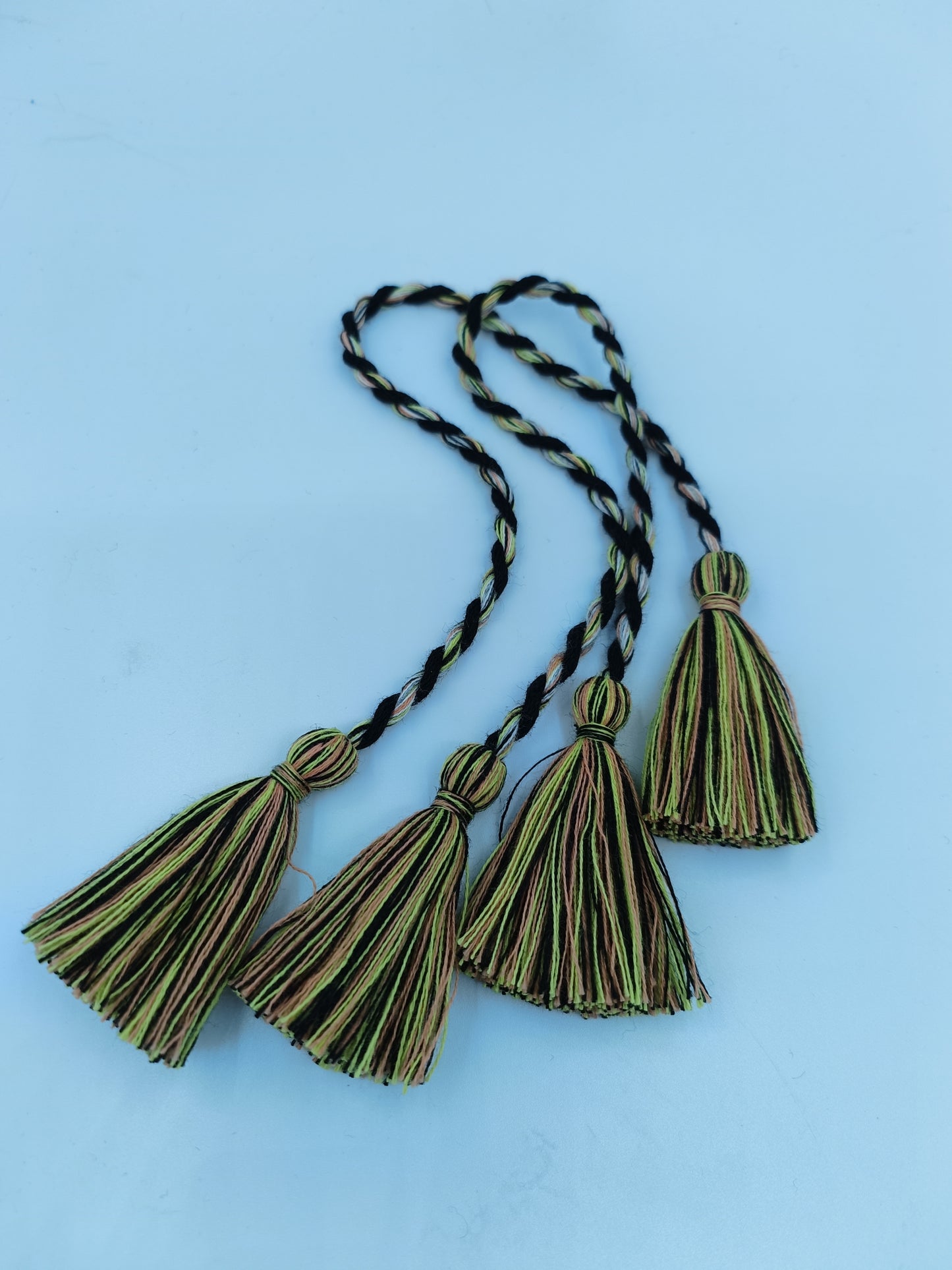 Hand-wound tassel hanging spike